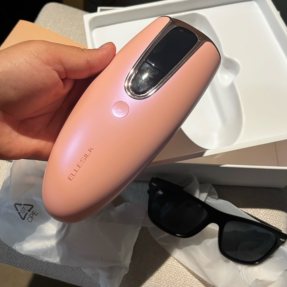 laser hair removal it comes it 3 different colors : Pink , Black , and white.